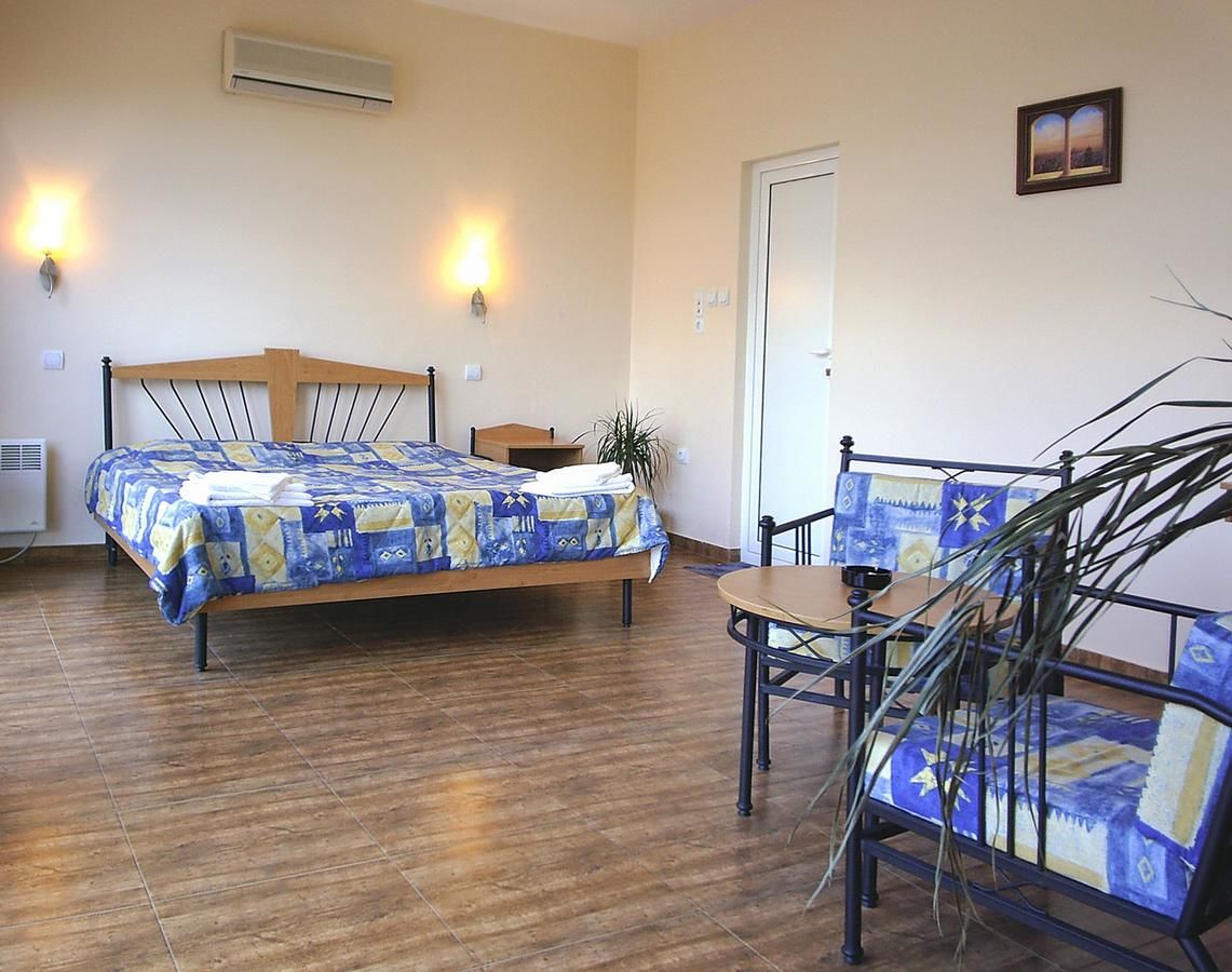 Отель Central Family Hotel Хасково